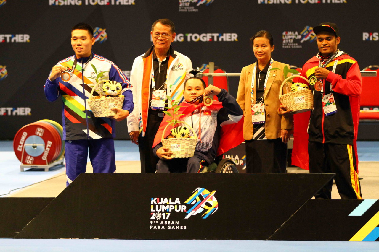 Nguyễn Bình An phá kỷ lục và đoạt HCV hạng cân 54kg tại ASEAN Para Games 2017. 