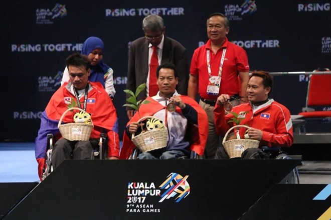 Weightlifter Le Van Cong (centre) at the ongoing 2017 ASEAN Para Games in Kuala Lumpur, Malaysia (Photo: laodong.vn)