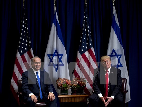 Tổng thống Mỹ Donald Trump gặp Thủ tướng Israel Benjamin Netanyahu bên lề Khóa họp 72 Đại Hội đồng Liên hợp quốc. (Nguồn: AFP/TTXVN)