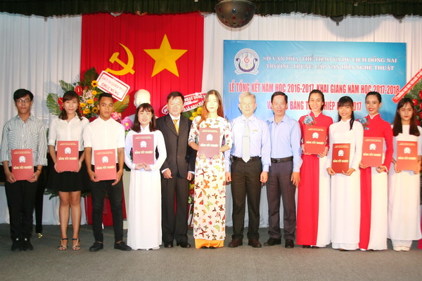 Lãnh đạo Sở Văn hóa – thể thao và du lịch tỉnh Đồng Nai, Trường trung cấp văn hóa nghệ thuật Đồng Nai trao bằng tốt nghiệp cho các em học sinh.