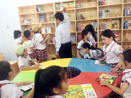 Handing over library for primary school