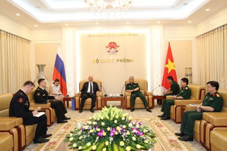 Deputy Defence Minister Nguyen Chi Vinh receives Russian Ambassador to Vietnam Konstantin Vnukov