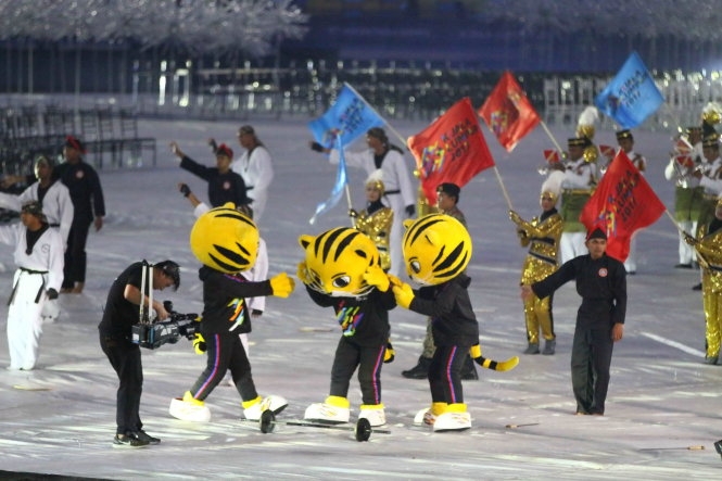  Những chú Rimau, không phân biệt thắng thua, động viên nhau sau phần “thi đấu” cử tạ. Ảnh: T.P