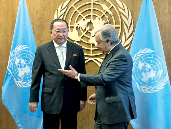 Tổng Thư ký Liên hợp quốc Antonio Guterres (phải) và Ngoại trưởng Triều Tiên Ri Yong-ho. Nguồn: Reuters