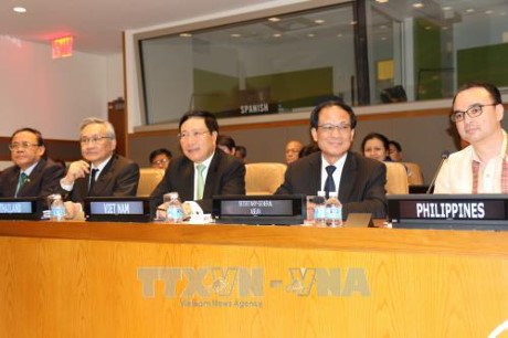 ​FM Pham Binh Minh (centre, first line) attends a meeting between ASEAN FMs and the UN Secretary General and President of the UN General Assembly.  