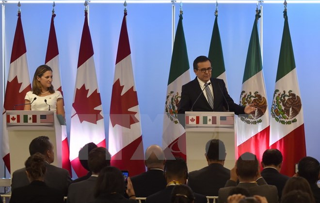 Ngoại trưởng Canada Chrystia Freeland và Bộ trưởng Kinh tế Mexico Idelfonso Guajardo tại cuộc họp báo ở Mexico City ngày 5/9. (Nguồn: AFP/TTXVN)