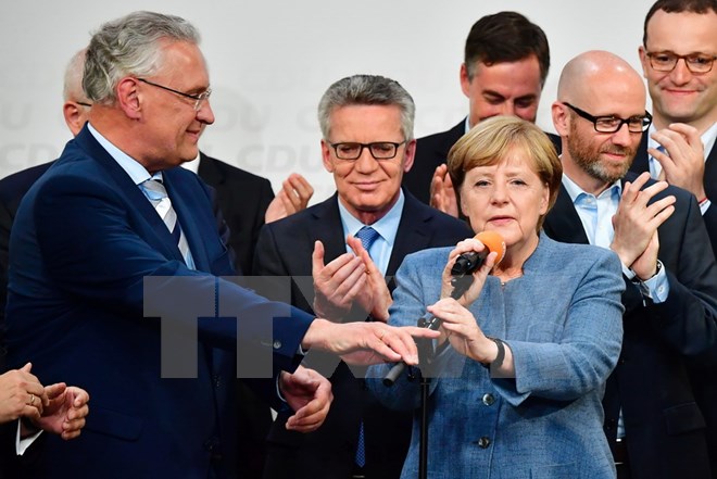 Lãnh đạo CDU, đương kim Thủ tướng Đức Angela Merkel (phải) và thành viên cấp cao của CSU Joachim Herrmann (trái) tại buổi lễ sau bầu cử ở Berlin ngày 24/9. (Nguồn: AFP/ TTXVN)