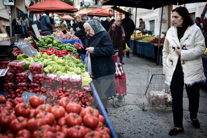 Người dân mua sắm tại một chợ rau quả ở Athens, Hy Lạp. (Nguồn: AFP/TTXVN)