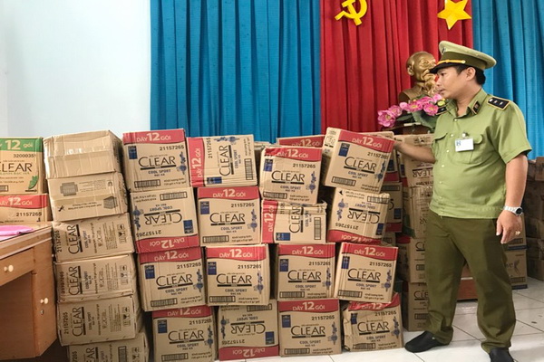 Phát hiện 390 thùng dầu gội có dấu hiệu giả