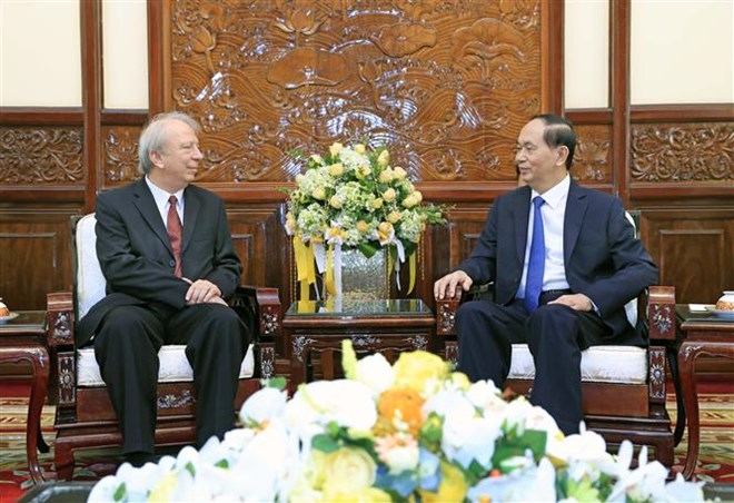 President Tran Dai Quang (R) receives outgoing Bulgarian Ambassador to Vietnam Ebgueni Stefanov Stoytchev