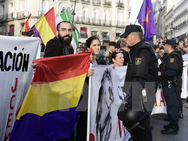 Cảnh sát ngăn dòng người tuần hành kêu gọi trưng cầu dân ý về độc lập vùng Catalunya trên quảng trường Puerta del Sol ngày 1/10. (Nguồn: AFP/TTXVN)