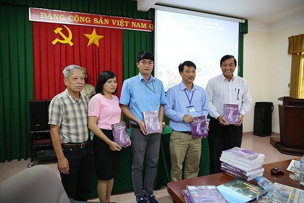 Phan Kim Ho (L) from the Supporting Committee for Vietnamese People in Germany donates books to vocational schools in Dong Nai Province - PHOTO: THANH HOA