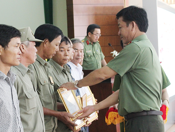 Lãnh đạo Công an TP.Biên Hòa trao thưởng cho các cá nhân đạt thành tích.