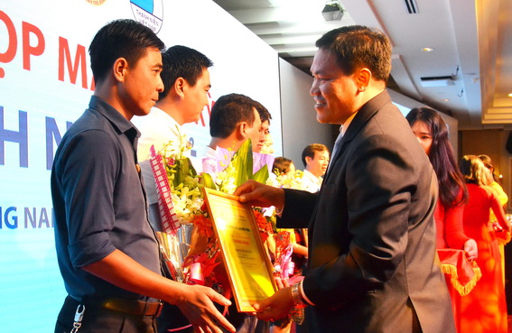 Chủ tịch Hội Doanh nhân trẻ Đồng Nai trao giấy chứng nhận cho các hội viên mới 