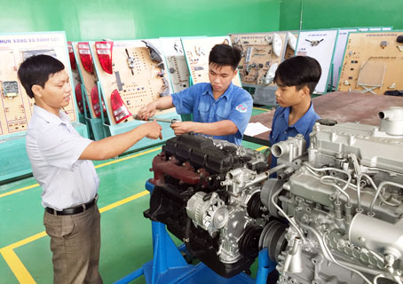 Học sinh ngành công nghệ ô tô Trường trung cấp kinh tế - kỹ thuật Đồng Nai trong giờ thực hành.