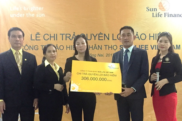 Bà Vũ Thị Bảy thân nhân của công Đỗ Tùng Nam được lãnh đạo Công ty Sun Life Việt Nam tiến hành chi trả tiền bảo hiểm tối 7-10.