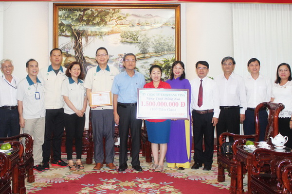 Đồng chí Đinh Quốc Thái, Phó bí thư Tỉnh ủy, Chủ tịch UBND tỉnh cùng lãnh đạo công ty và đại biểu chụp hình lưu niệm.