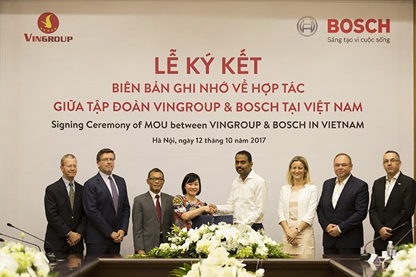 Duong Thi Mai Hoa, CEO of Vingroup, and Guru Mallikarjuna, managing director of Bosch Vietnam, shake hands after signing the MOU - PHOTO: VINGROUP