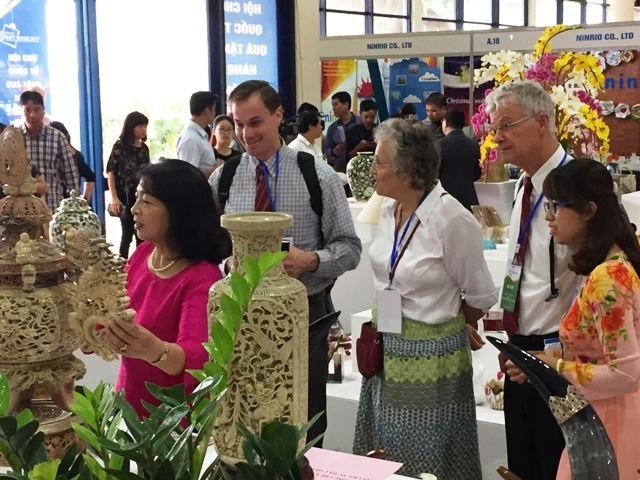 Visitors at the exhibition (Source: VNA)