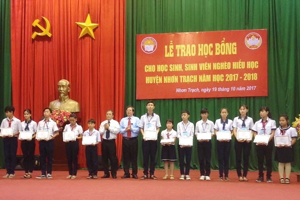 Ảnh lãnh đạo huyện Nhơn Trạch trao học bổng cho học sinh (Ảnh: Mỹ Lệ)