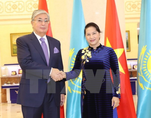 National Assembly Chairwoman Nguyen Thi Kim Ngan (R) meets Chairman of the Senate of Kazakhstan Kassym Zhomart Tokayev.