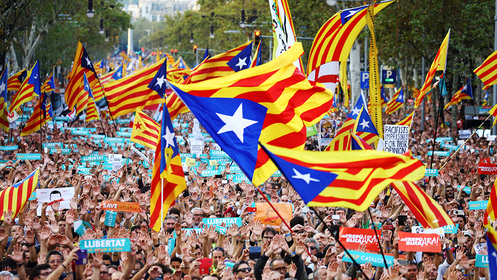 Nửa triệu người Catalonia xuống đường biểu dương sức mạnh và khát vọng cho một Catalonia độc lập - Nguồn Reuters