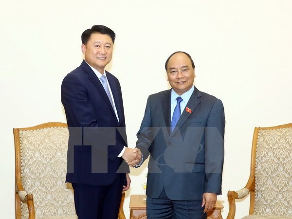 Prime Minister Nguyen Xuan Phuc (R) meets Chief of the KNPA Lee Chul-sung