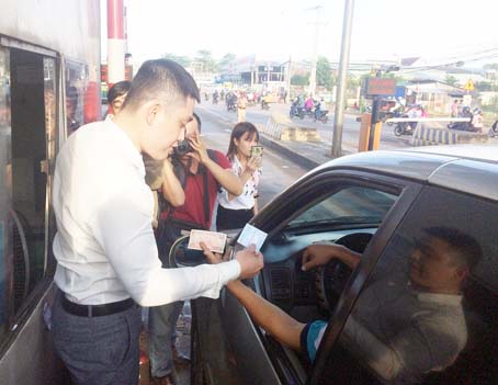 Ngày 6-10-2017, một số tài xế cố tình sử dụng tiền lẻ trả phí qua Trạm BOT đường tránh TP.Biên Hòa gây ách tắc giao thông trong nhiều giờ liền, làm ảnh hưởng đến sinh hoạt của người dân. Ảnh: T. Hải