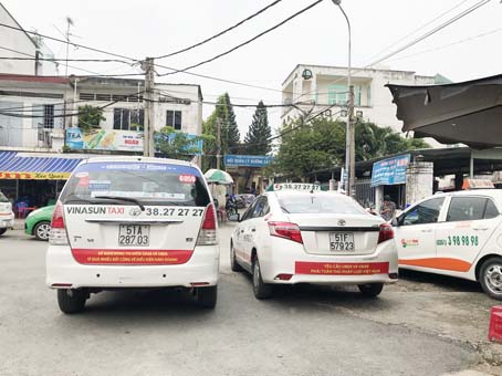 Ngày 6-10-2017, một số tài xế cố tình sử dụng tiền lẻ trả phí qua Trạm BOT đường tránh TP.Biên Hòa gây ách tắc giao thông trong nhiều giờ liền, làm ảnh hưởng đến sinh hoạt của người dân. Ảnh: T. Hải