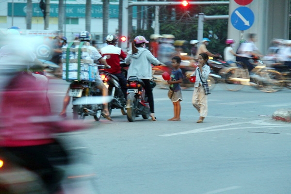 Một số trẻ em còn lao ra đường để xin ăn khá nguy hiểm.