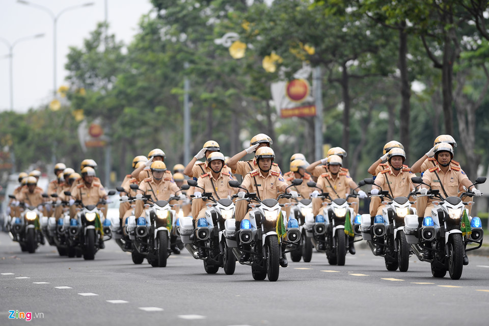 The rehearsal started with the march of specialized vehicles. On the first row werevehicles of the traffic police force. In addition to the Da Nang Traffic Police, the Ministry of Public Security also mobilizes traffic police officers from the Hanoi and HCM City Police and the remaining 60 provinces and cities.