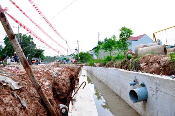 Sau khi xảy ra cái chết của anh Chu Văn Tới, những đoạn cống hở vẫn chưa có nắp đậy, chưa được rào chắn, cảnh báo an toàn. Ảnh Văn Chính (chụp ngày 9-10)