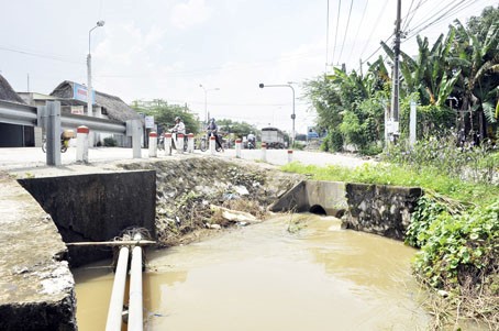 Trên tỉnh lộ 768, đoạn qua huyện Vĩnh Cửu, cống thoát nước thông với nhau không che chắn, tạo thành cao nước nguy hiểm khi có mưa lớn, nước tràn. Ảnh Thanh Hải