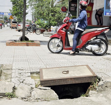 Nhan nhản những cống hở kiểu này vào mùa mưa rất nguy hiểm. Ảnh Thanh Hải