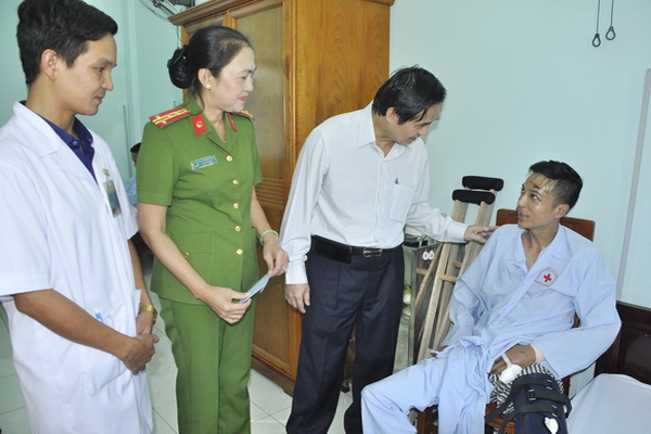 Presenting gifts to traffic accident victims