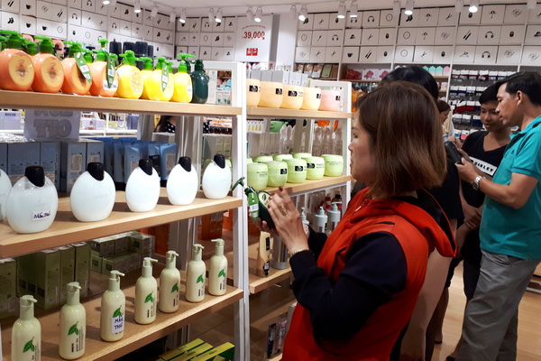 Khách hàng lựa chọn sản phẩm tại một cửa hàng thuộc chuỗi hệ thống bán lẻ Mini Good ở TP.Biên Hòa.