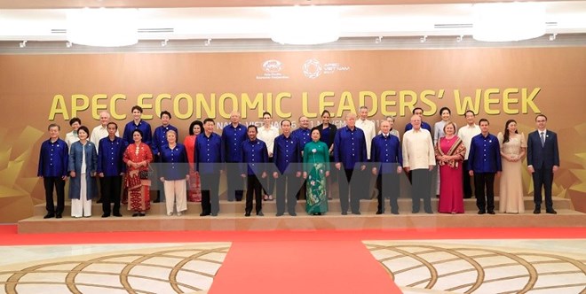 Delegation heads to the APEC Economic Leaders' Week pose for a group photo at a Gala Dinner on