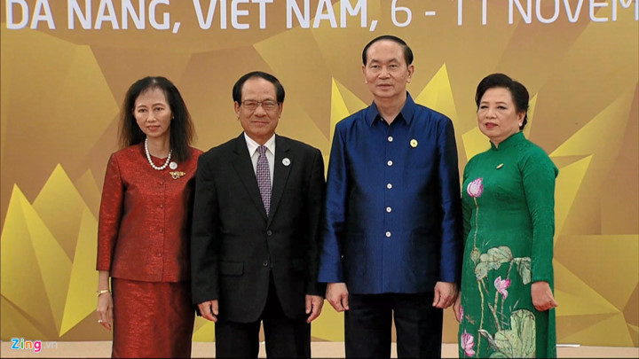 President Quang and his wife take a photo with ASEAN Secretary General Le Luong Minh