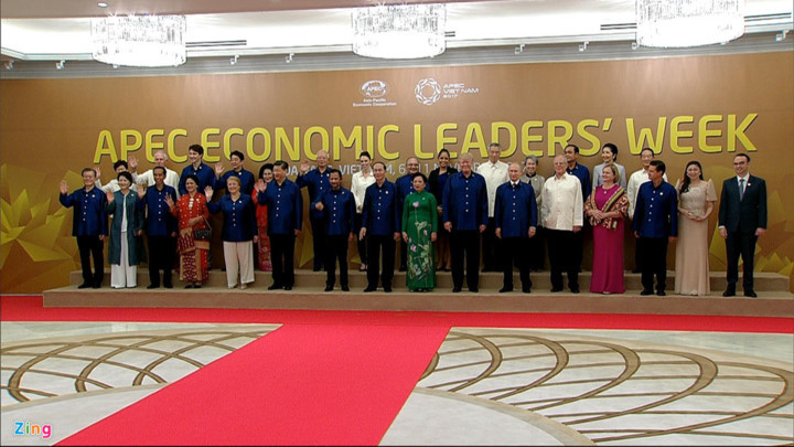 APEC leaders pose for photos