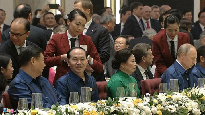 President Tran Dai Quang sits close to President Xi Jinping.