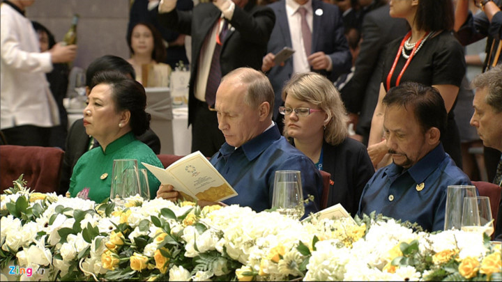 President Putin sits between President Quang’s wife and Brunei's Sultan Hassanal Bolkiah.