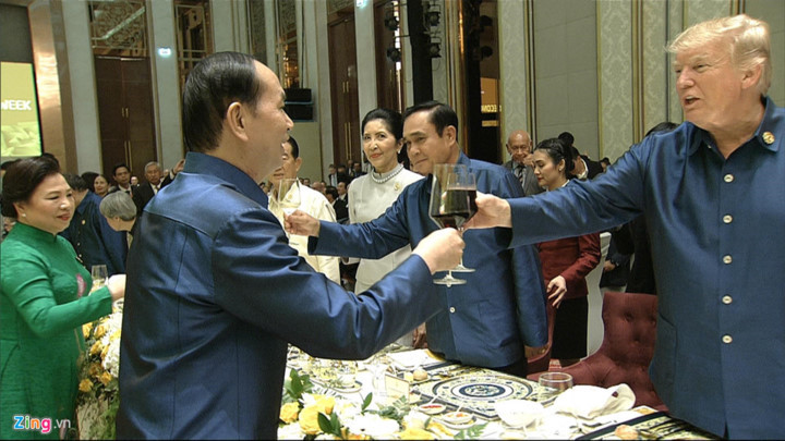 The Vietnamese State leader drinks to US President Donald Trump.