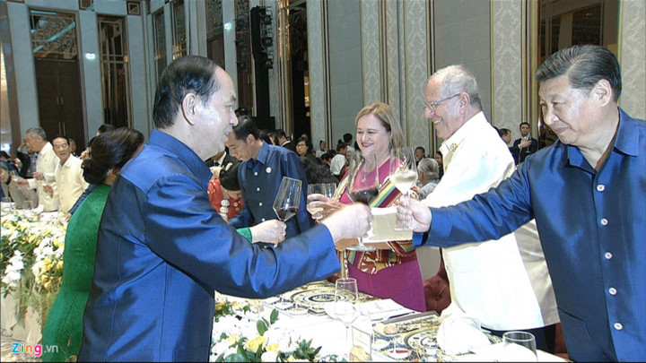 President Quang raises his glass to Chinese top leader Xi Jinping