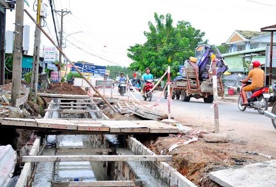 Nhiều đoạn mương trên đường Hùng Vương đang thi công gây bất an với người đi đường. Ảnh Văn Chính (chụp ngày 10-10)