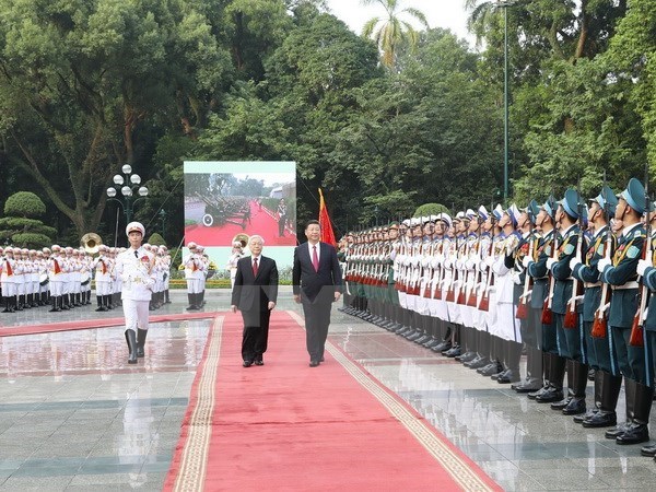 Party General Secretary Nguyen Phu Trong (L) and Chinese Party General Secretary and President Xi Jinpinginspect the guards of the honour