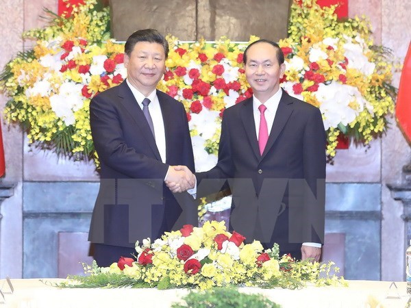 President Tran Dai Quang (R) has talks with General Secretary of the Communist Party of China and President Xi Jinping in Hanoi on November 13 