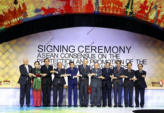 Prime Minister Nguyen Xuan Phuc (fourth from left) at the signing ceremony of ASEAN Consensus on the Protection and Promotion of the Rights of Migrant Workers