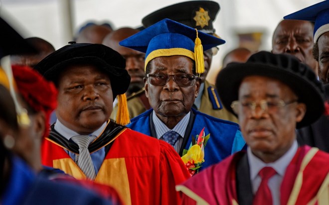 Tổng thống Zimbabwe Robert Mugabe tham dự một lễ tốt nghiệp đại học, ngày 17/11. (Nguồn: AP)