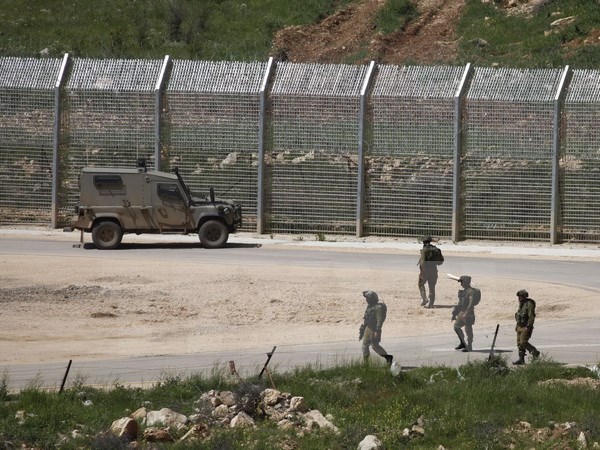Binh sỹ Israel tuần tra gần hàng rào biên giới Israel-Syria tại Cao nguyên Golan. (Nguồn: AFP/TTXVN)