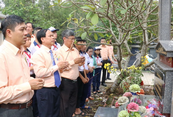 Dâng hương tưởng nhớ thầy cô giáo